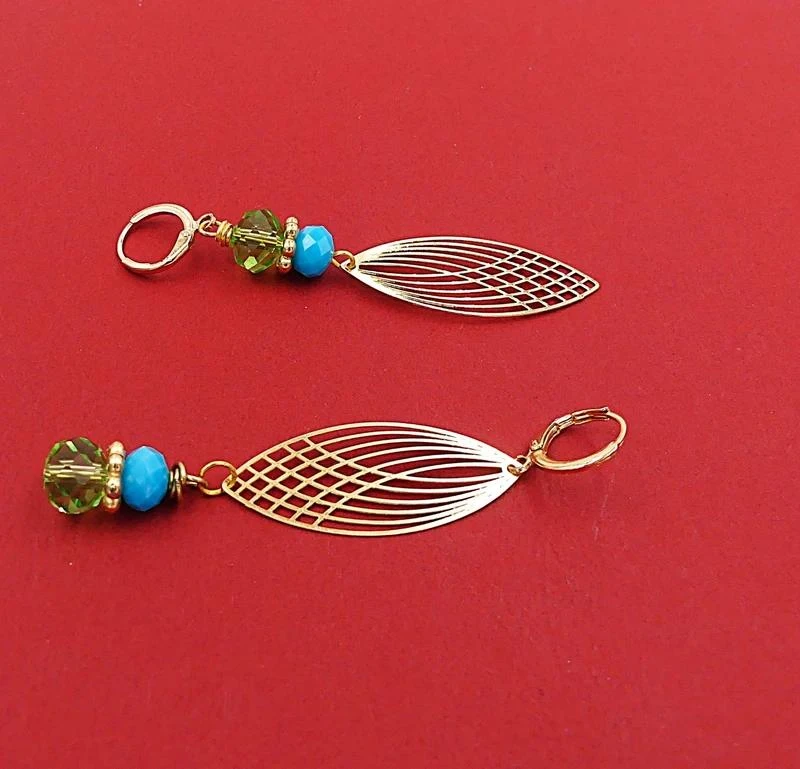 Pendientes asimétricos, metal dorado de filigrana, perlas de vidrio – photo 3
